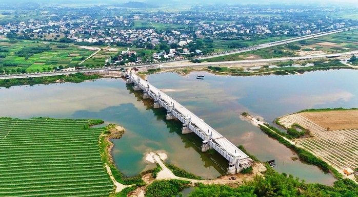 Đập dâng hạ lưu sông Trà Khúc bắt ngang qua đảo Ngọc, xã Tịnh An, TP Quảng Ngãi Đập dâng hạ lưu sông Trà Khúc bắt ngang qua đảo Ngọc, xã Tịnh An, TP Quảng Ngãi