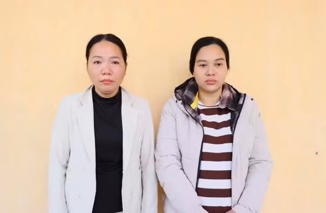 Các bị can Phạm Thị Vân (trái) và Nguyễn Thị Linh Giang