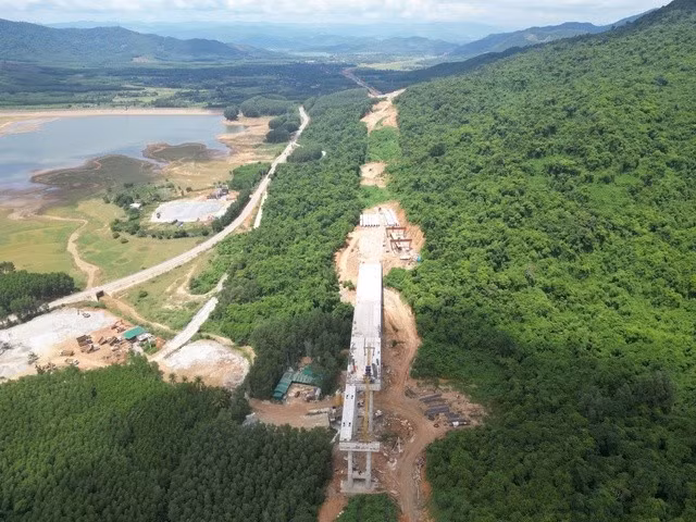 Một đoạn cao tốc Bắc - Nam đi xuyên qua rừng ở Bình Định