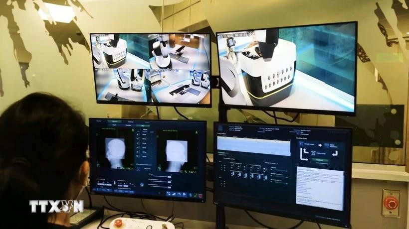 Phòng điều khiển hệ thống robot xạ phẫu CyberKnife S7. (Ảnh: TTXVN phát) Phòng điều khiển hệ thống robot xạ phẫu CyberKnife S7. (Ảnh: TTXVN phát)