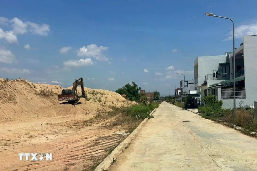 Bãi cát trái phép nằm giữa khu dân cư. (Ảnh: Sỹ Thắng/TTXVN) Bãi cát trái phép nằm giữa khu dân cư. (Ảnh: Sỹ Thắng/TTXVN)