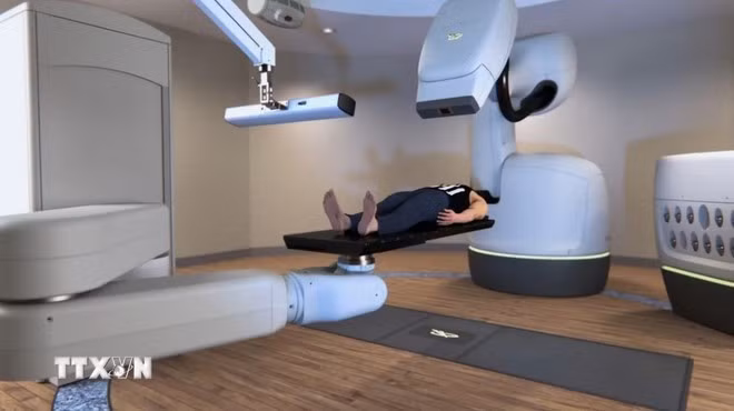 Hình ảnh mô phỏng hệ thống robot xạ phẫu CyberKnife S7 có tích hợp trí tuệ nhân tạo. (Ảnh: TTXVN phát)