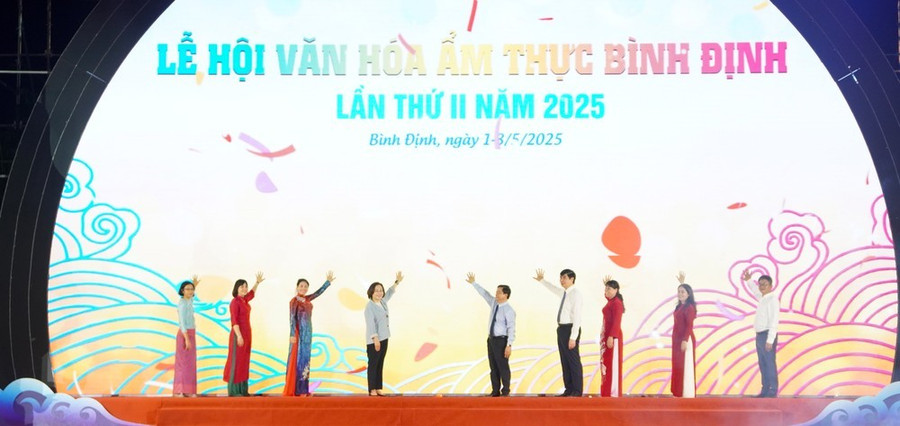 Các lãnh đạo, đại biểu bấm nút khai mạc lễ hội Các lãnh đạo, đại biểu bấm nút khai mạc lễ hội