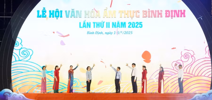 Các lãnh đạo, đại biểu bấm nút khai mạc lễ hội