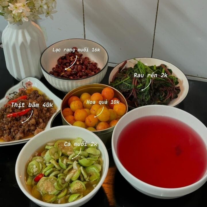 Thực đơn bao gồm các món lạc rang muối, rau dền luộc, cà muối xổi, thịt mắm tép và mận cơm. Thực đơn bao gồm các món lạc rang muối, rau dền luộc, cà muối xổi, thịt mắm tép và mận cơm.