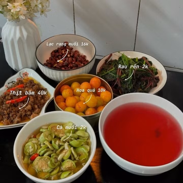 Thực đơn bao gồm các món lạc rang muối, rau dền luộc, cà muối xổi, thịt mắm tép và mận cơm.