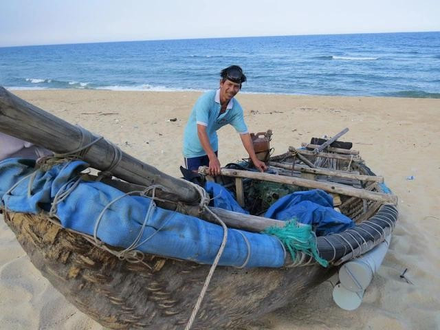 Ông Tô Minh Dưỡng chuẩn bị chèo ghe ra biển thả lưới khi quán vắng khách Ông Tô Minh Dưỡng chuẩn bị chèo ghe ra biển thả lưới khi quán vắng khách