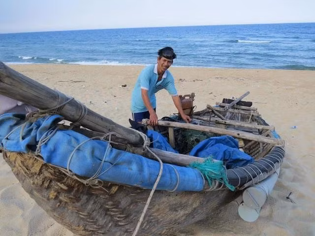 Ông Tô Minh Dưỡng chuẩn bị chèo ghe ra biển thả lưới khi quán vắng khách