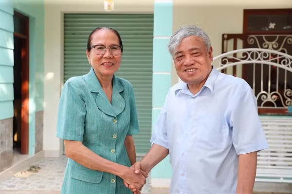 Tác giả và chị Trần Thị Sơn.