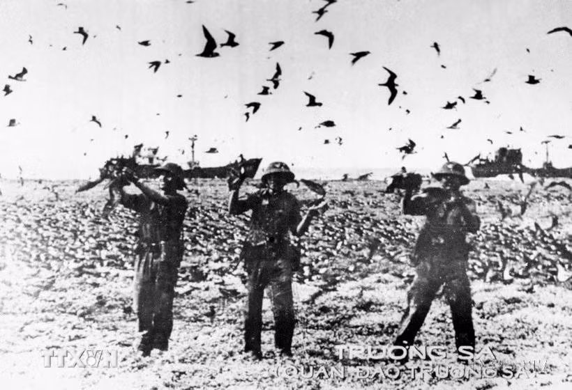 Chiến sỹ đảo Chim (quần đảo Trường Sa) canh gác bảo vệ đảo. (Ảnh: Tư liệu TTXVN)