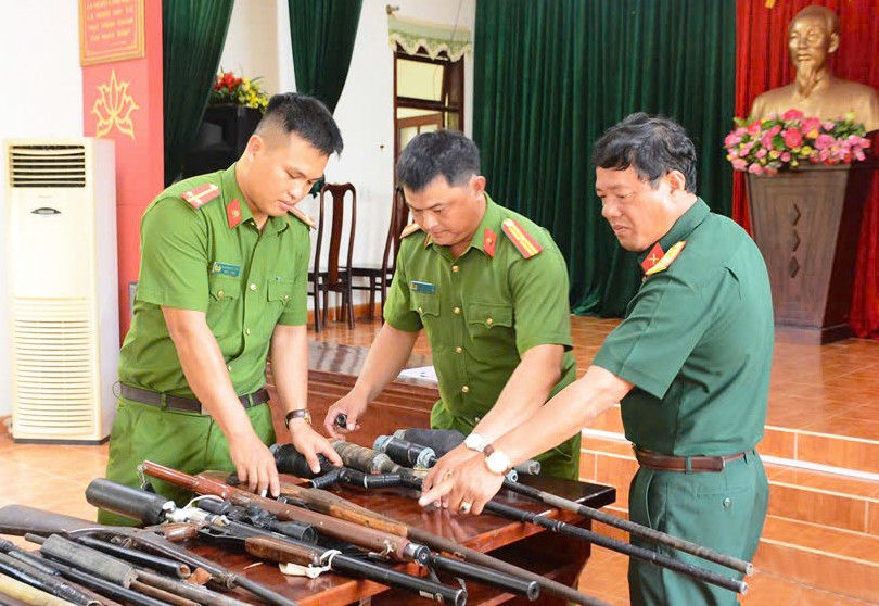 Số vũ khí được Trung đoàn 710 vận động người dân giao nộp. Ảnh: V.H 1-6915.jpg