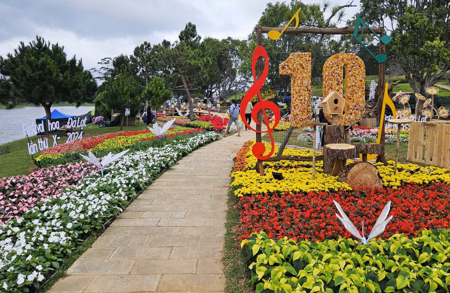 Không gian hoa bên thắng cảnh hồ Xuân Hương