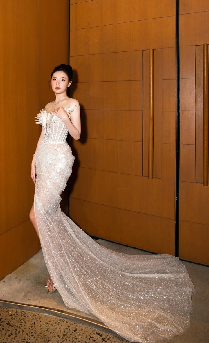 Xuất hiện tại show diễn mới nhất của NTK Phạm Đăng Anh Thư, Midu trở thành tâm điểm chú ý sau tin đồn mang thai. Xuất hiện tại show diễn mới nhất của NTK Phạm Đăng Anh Thư, Midu trở thành tâm điểm chú ý sau tin đồn mang thai.