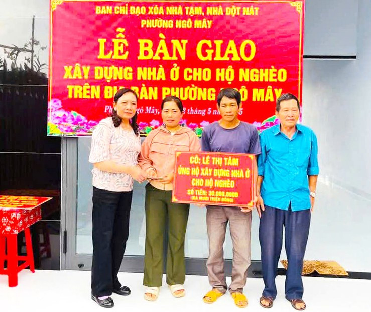 Bà Lê Thị Tâm (thứ 2 từ trái sang, tổ 4, phường Ngô Mây) ủng hộ kinh phí cho chương trình xóa nhà tạm, nhà dột nát. Ảnh: A.P gia-dinh-ba-le-thi-tam-to-4-phuong-ngo-may-ung-ho-kinh-phi-chung-tay-xoa-nha-tam-nha-dot-nat-anh-an-phat.jpg