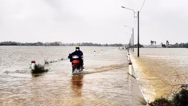 Nước qua tràn đoạn tỉnh lộ 640 đi xã Phước Thắng