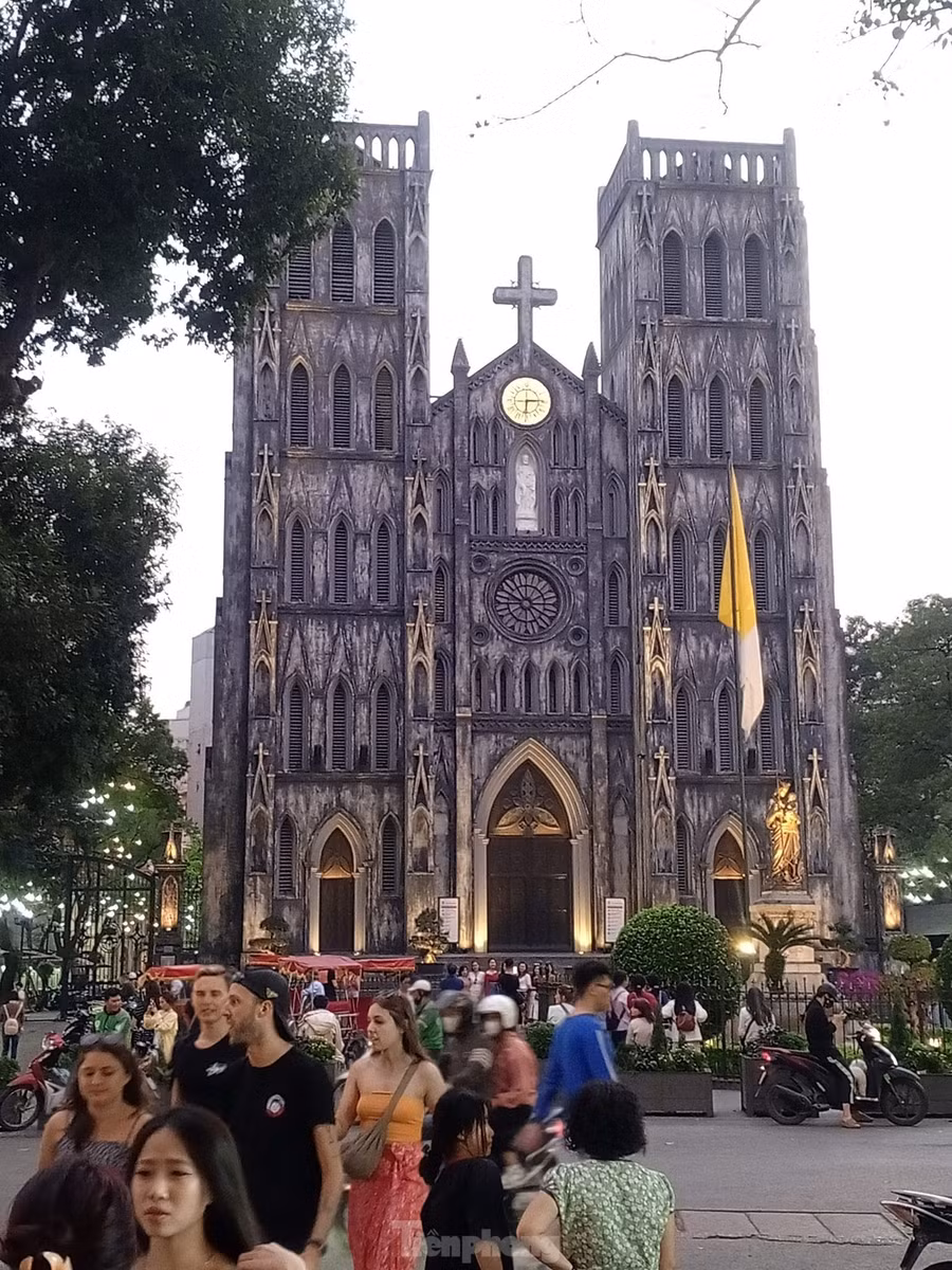 Lawson cho biết anh đã đặt vé máy bay để trở lại Hà Nội vào đầu tháng 12, do đó vị du khách hi vọng sẽ có thật nhiều trải nghiệm tuyệt vời tại Thủ đô của Việt Nam. “Tôi yêu Hà Nội và đất nước Việt Nam, tôi cũng đang suy nghĩ nghiêm túc về việc sẽ thuê một căn hộ tại Hà Nội để sinh sống lâu dài, nhưng trước mắt tôi cần tìm hiểu thêm về vấn đề nhập cư”, Lawson nói.