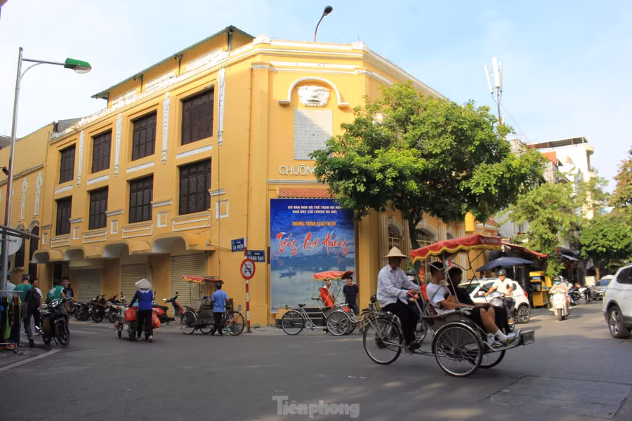 Sau đó vài tháng, cặp đôi tiếp tục trở lại Hà Nội vì cảm thấy còn rất nhiều địa điểm và trải nghiệm thú vị ở mảnh đất Thăng Long. Tuy nhiên đó chưa phải lần cuối Lawson đến Hà Nội…Bởi từ đầu năm 2024 đến nay, Lawson đã một mình trở lại Hà Nội 5 lần.