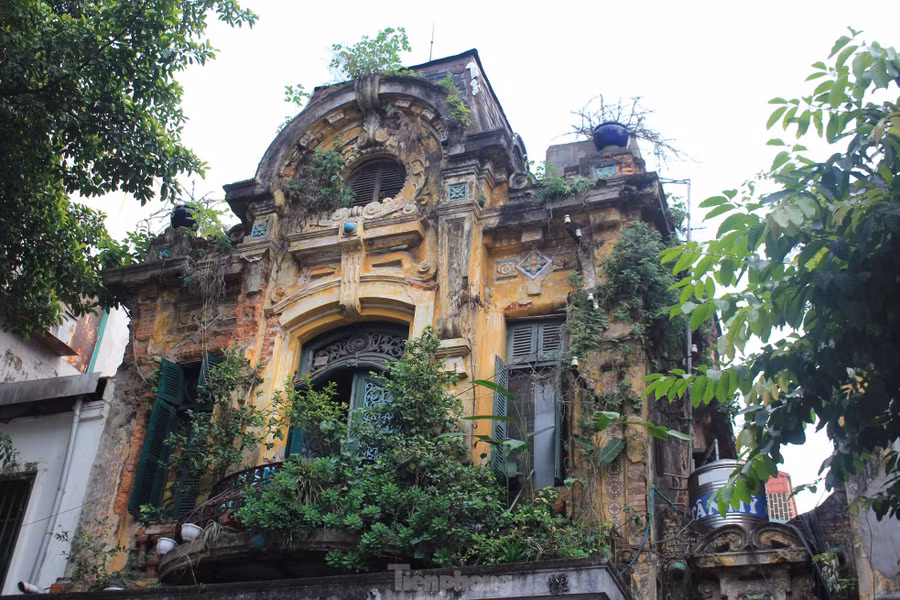 Buổi chiều, Lawson lựa chọn những điểm tham quan như Chùa Một Cột, Văn Miếu - Quốc Tử Giám, chiêm ngưỡng những công trình kiến trúc trên phố cổ…