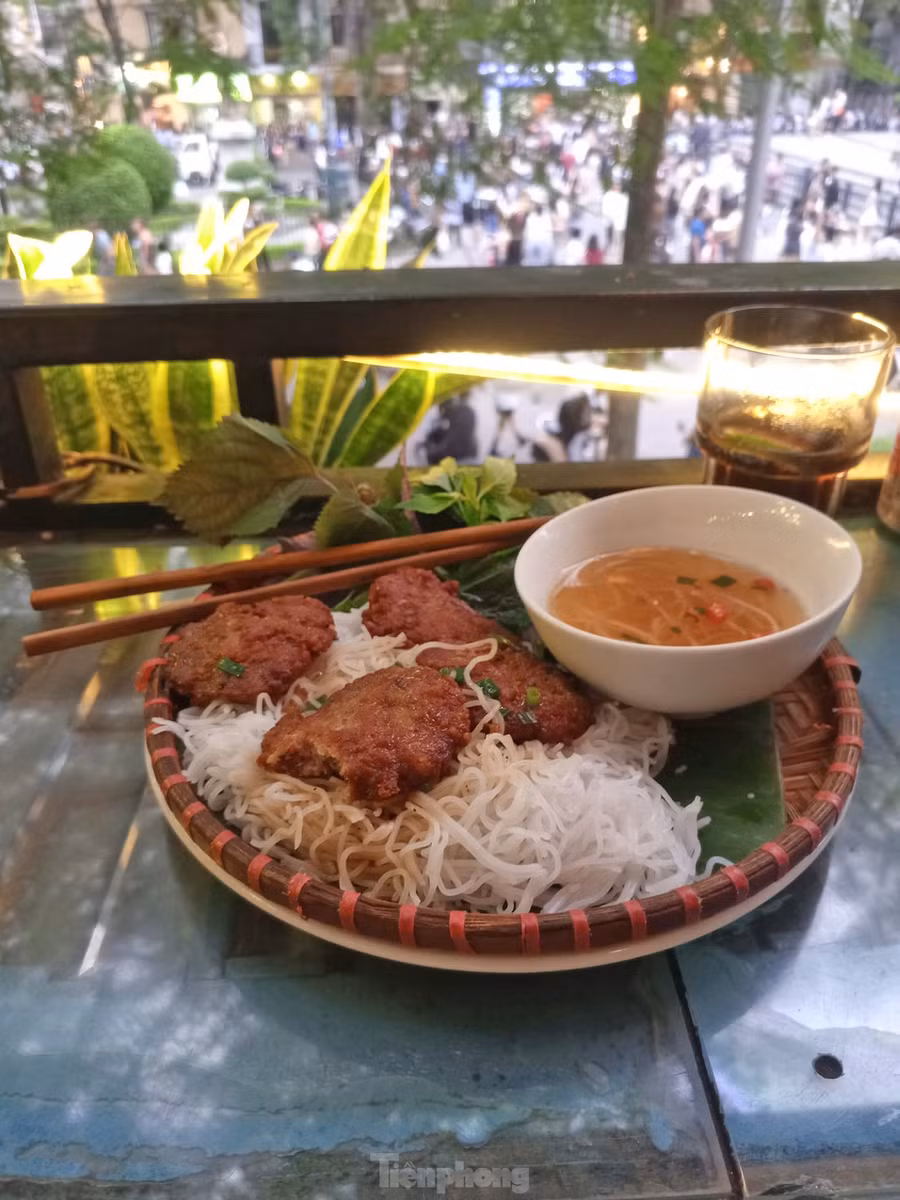 Tại Hà Nội, Lawson thường ăn trưa với bún chả, bún cá hoặc cơm tấm. Vị du khách cho biết anh có thể ăn liên tục những món này trong nhiều ngày mà không hề thấy chán.