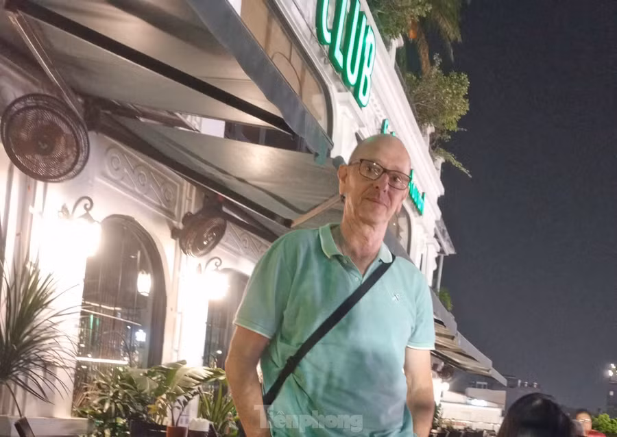 Do làm việc ở Philippines nên Lawson lựa chọn bay từ Manila đến Hà Nội bằng chuyến bay của Vietnam Airlines với giá vé từ 6-7 triệu đồng/vé một chiều. Nhờ vào tần suất trở lại Hà Nội nên hiện tại Lawson đã trở thành hội viên Lotus - Bông Sen Vàng của hãng hàng không này.