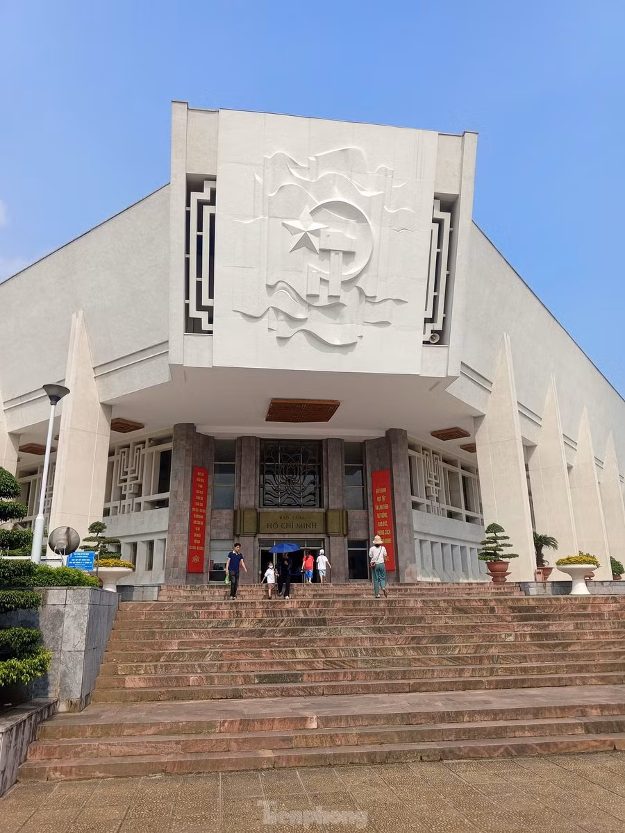 Lawson thích tìm hiểu về văn hóa và lịch sử Việt Nam nên sau khi ăn sáng anh sẽ mua vé vào viếng Lăng Chủ tịch Hồ Chí Minh - vị lãnh tụ vĩ đại của dân tộc Việt Nam, thăm bảo tàng Hồ Chí Minh.