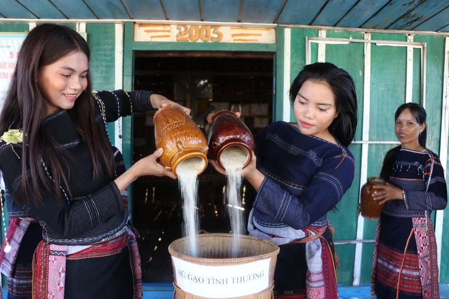 គំរូនៃការស្រលាញ់អ្នកស្រែរបស់ស្ត្រីនៅភូមិ១ ឃុំដូង ស្រុកកាបាង។ រូបថត៖ N.M mo-hinh-hu-gao-tinh-thuong-cua-phu-nu-thon-1-xa-dong-kbang-anh-nm.jpg