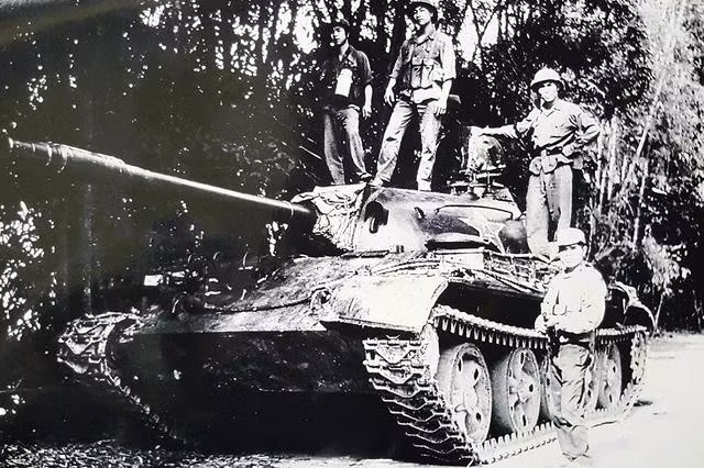 Xe tăng địch bị diệt ở mặt trận Cao Bằng, tháng 2.1979