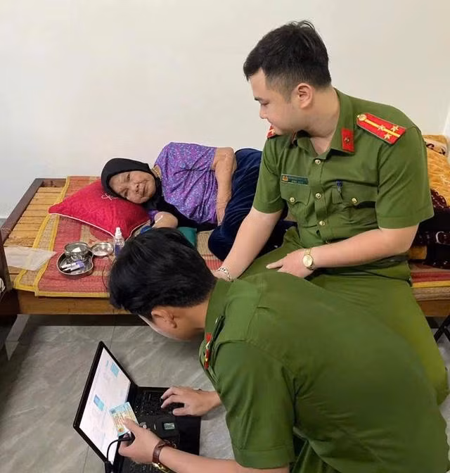 Lực lượng công an đến tận nhà lấy mẫu với các thân nhân liệt sĩ đã quá già yếu
