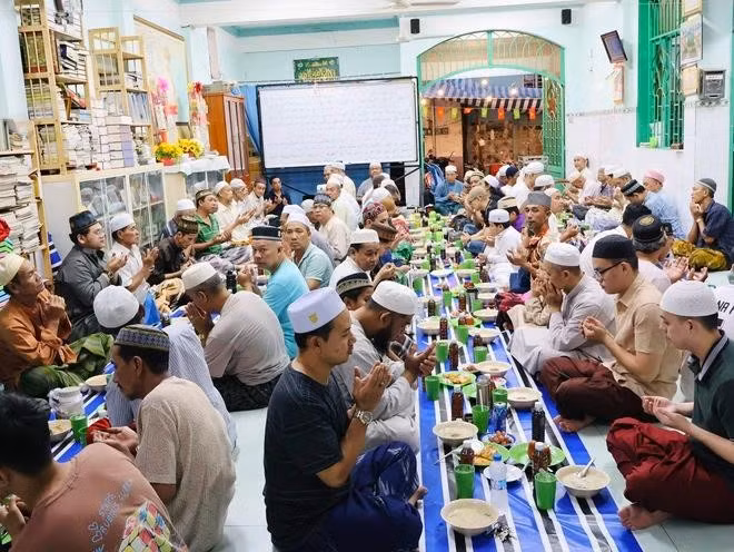 Nghi lễ "xả chay" của các tín đồ bắt đầu từ 18 giờ 10 phút với những bát cháo gà nóng hổi và các loại bánh trái truyền thống