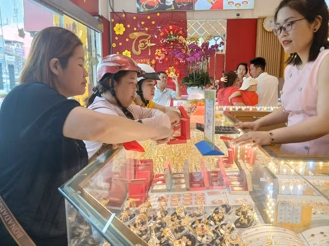 Giá vàng thế giới và đồng USD cùng giảm sâu nhưng giá vàng miếng SJC, vàng nhẫn duy trì ở mức cao gần 93 triệu đồng/lượng.