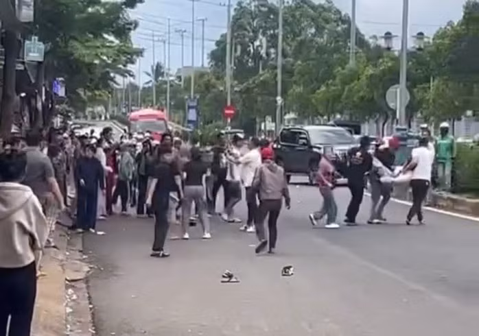 Đánh nhau gây náo loạn, 1 người gục tại chỗ