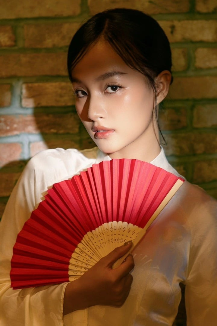 Quốc Trường không ngần ngại khen ngợi Phương Thanh có gương mặt đẹp và điện ảnh như "bước ra từ trong truyện". Quốc Trường không ngần ngại khen ngợi Phương Thanh có gương mặt đẹp và điện ảnh như "bước ra từ trong truyện".