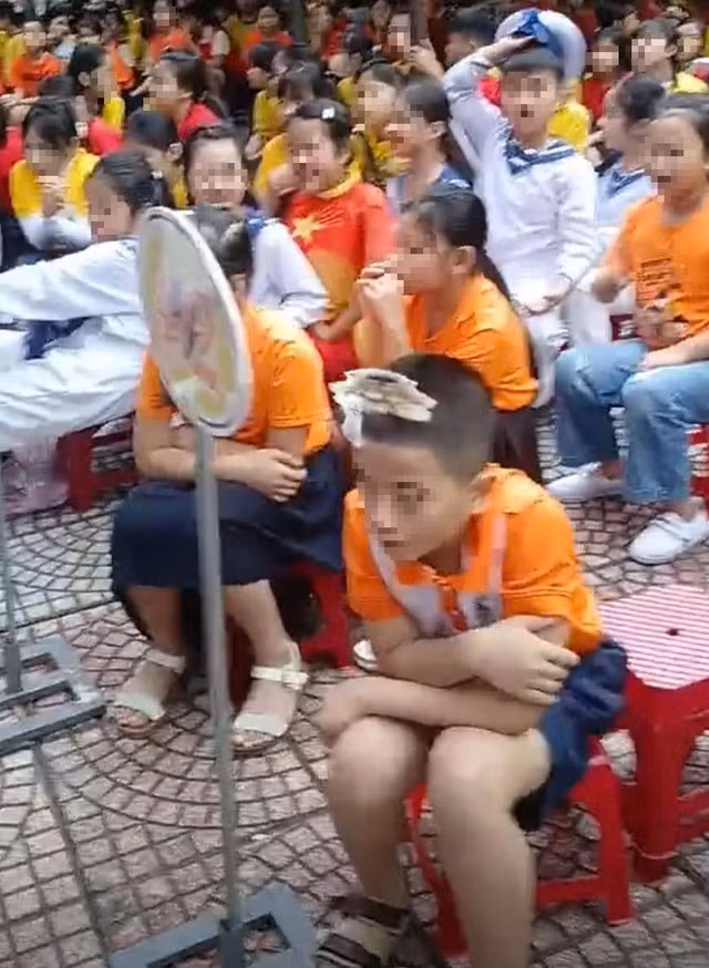 Tiết mục đồng diễn của học sinh Trường Tiểu học Bùi Thị Xuân - Đà Nẵng vấp phải sự phản ứng của nhiều phụ huynh khi cho học sinh cởi áo khoác giữa trời lạnh