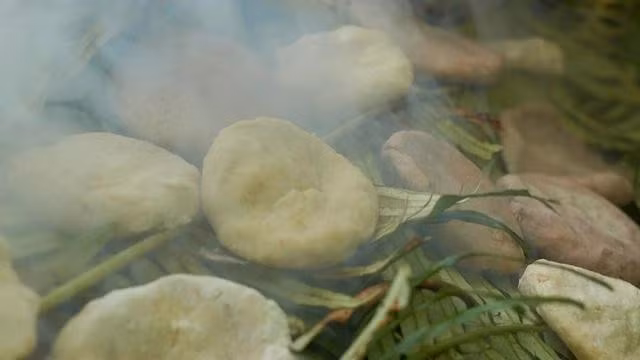 Milcao là món ăn có nguồn gốc từ quần đảo Chiloé. Món ăn này bao gồm khoai tây bào, khoai tây nghiền, và thường có thêm mỡ heo và gia vị, tạo nên một loại bánh khoai tây. Theo truyền thống, chỉ nên sử dụng khoai tây Chiloé để chế biến milcao.