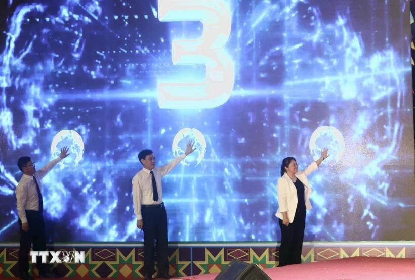 Lãnh đạo Sở Văn hóa, Thể thao và Du lịch Cao Bằng cùng lãnh đạo Cục Văn hóa, Truyền thông, Thể thao và Du lịch thành phố Bách Sắc (Quảng Tây, Trung Quốc) nhấn nút khai trương tuyến du lịch qua biên giới thành phố Cao Bằng – thành phố Bách Sắc. (Ảnh: Quốc Đạt/TTXVN) Lãnh đạo Sở Văn hóa, Thể thao và Du lịch Cao Bằng cùng lãnh đạo Cục Văn hóa, Truyền thông, Thể thao và Du lịch thành phố Bách Sắc (Quảng Tây, Trung Quốc) nhấn nút khai trương tuyến du lịch qua biên giới thành phố Cao Bằng – thành phố Bách Sắc. (Ảnh: Quốc Đạt/TTXVN)