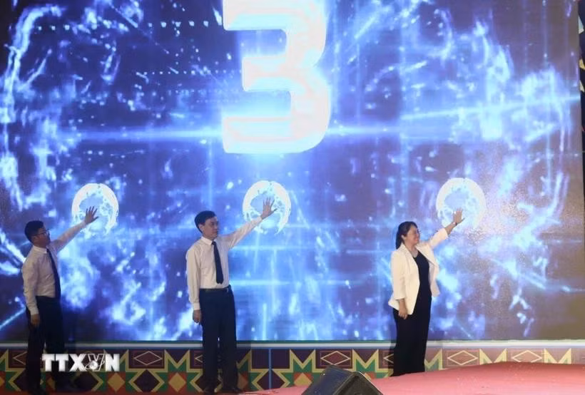 Lãnh đạo Sở Văn hóa, Thể thao và Du lịch Cao Bằng cùng lãnh đạo Cục Văn hóa, Truyền thông, Thể thao và Du lịch thành phố Bách Sắc (Quảng Tây, Trung Quốc) nhấn nút khai trương tuyến du lịch qua biên giới thành phố Cao Bằng – thành phố Bách Sắc. (Ảnh: Quốc Đạt/TTXVN)