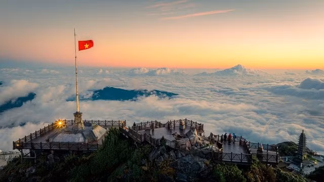 Biển mây bồng bềnh trên đỉnh Fansipan. Ảnh: Minh Tú