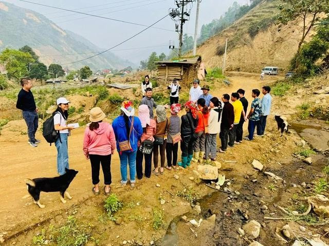 Đại diện nhóm Uống trà đi từ TP.HCM đến A Mú Sung trao quà cho 14 hộ người Dao Đại diện nhóm Uống trà đi từ TP.HCM đến A Mú Sung trao quà cho 14 hộ người Dao