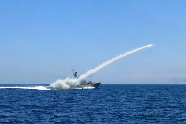Tàu tên lửa tấn công nhanh Moniya do Việt Nam đóng mới, thực hành phóng tên lửa