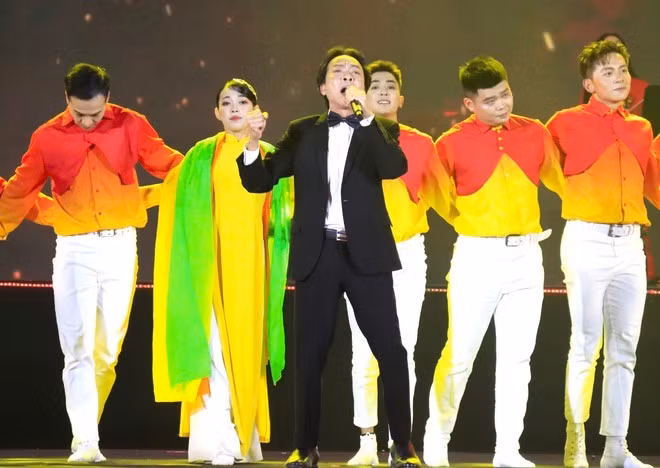 Tại lễ kỷ niệm có hương trình nghệ thuật “Nam Tây Nguyên vui ngày giải phóng" với sự tham gia biểu diễn của hơn 200 ca sĩ, nghệ sĩ, diễn viên như NSƯT Đăng Dương, NSƯT Việt Hoàn, NSƯT Trần Tựa, ca sĩ Mỹ Linh, ca sĩ Khánh Linh, ca sĩ Isaac, nhạc sĩ Yphon Ksor, nghệ sĩ Violin Trịnh Minh Hiền, nhóm nhạc "Dòng thời gian" và 70 diễn viên múa đến từ Đắk Lắk, Đắk Nông, Lâm Đồng, Hà Nội…