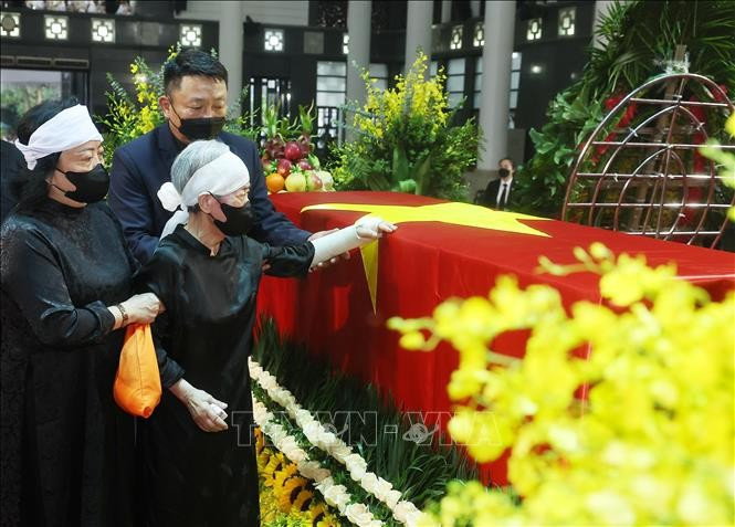 Gia quyến bên linh cữu nguyên Chủ tịch nước Trần Đức Lương. Ảnh: TTXVN Gia quyến bên linh cữu nguyên Chủ tịch nước Trần Đức Lương. Ảnh: TTXVN