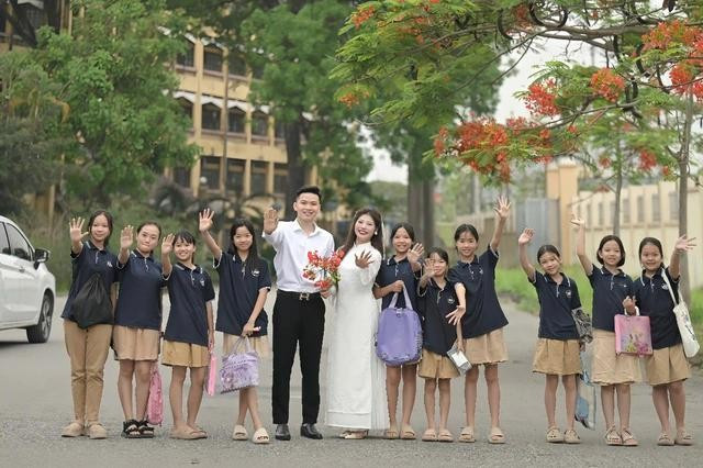 Trường học cũng là nơi mà Quốc Nghĩa và Trà My có cơ hội gặp gỡ, nên duyên cùng nhau Trường học cũng là nơi mà Quốc Nghĩa và Trà My có cơ hội gặp gỡ, nên duyên cùng nhau