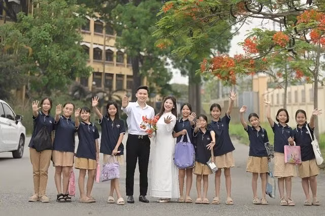 Trường học cũng là nơi mà Quốc Nghĩa và Trà My có cơ hội gặp gỡ, nên duyên cùng nhau