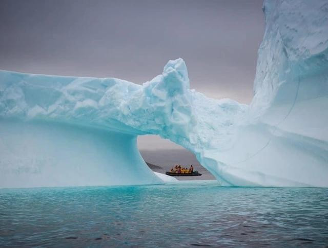 Nếu những ngọn núi phủ tuyết và những sông băng khổng lồ làm bạn thích thú nhưng Nam Cực lại nằm ngoài tầm với, hãy cân nhắc đến Greenland. Hòn đảo lớn nhất và ít dân cư nhất thế giới vẫn là một thách thức để đến được. Du thuyền vẫn là cách tốt nhất để di chuyển, cho phép bạn ngắm nhìn cảnh quan băng giá, động vật hoang dã ở Bắc Cực như gấu Bắc Cực và đắm mình trong cảnh cực quang một cách thoải mái