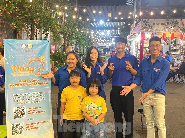 “Tình nguyện hè yêu thương: Nắng 2” do Câu lạc bộ (CLB) phát triển sinh viên Đắk Lắk (trực thuộc Hội Sinh viên tỉnh Đắk Lắk) đã khởi động bằng chuỗi hoạt động gây quỹ và workshop đầy ý nghĩa tại Đường sách Buôn Ma Thuột, nhằm mang lại niềm vui, giúp đỡ các em nhỏ có hoàn cảnh khó khăn trên địa bàn tỉnh. “Tình nguyện hè yêu thương: Nắng 2” do Câu lạc bộ (CLB) phát triển sinh viên Đắk Lắk (trực thuộc Hội Sinh viên tỉnh Đắk Lắk) đã khởi động bằng chuỗi hoạt động gây quỹ và workshop đầy ý nghĩa tại Đường sách Buôn Ma Thuột, nhằm mang lại niềm vui, giúp đỡ các em nhỏ có hoàn cảnh khó khăn trên địa bàn tỉnh.