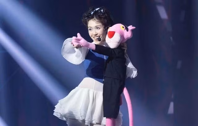 Hậu Hoàng trong màn trình diễn solo tại Chị đẹp đạp gió