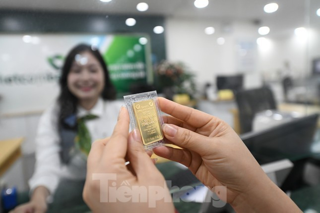 Giá vàng miếng SJC giảm mạnh vẫn cao hơn giá vàng thế giới khoảng 16 triệu đồng/lượng. Giá vàng miếng SJC giảm mạnh vẫn cao hơn giá vàng thế giới khoảng 16 triệu đồng/lượng.