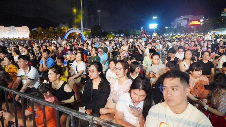 Đêm khai mạc thu hút nhiều người Đêm khai mạc thu hút nhiều người