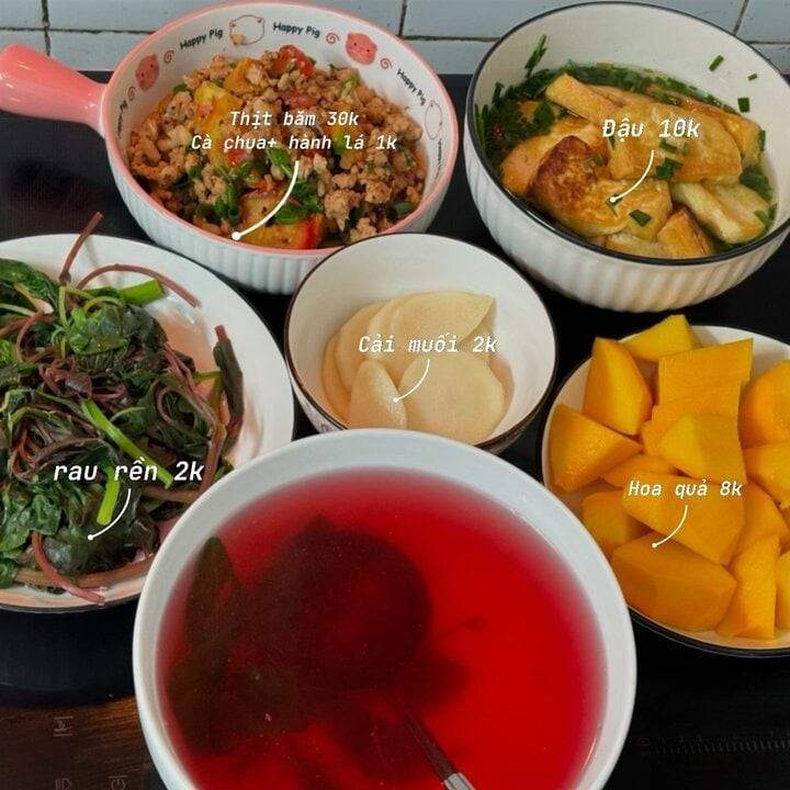Bữa ăn này có thịt sốt cà chua, đậu tẩm hành, cải muối, rau rền luộc và trán miệng xoài. Bữa ăn này có thịt sốt cà chua, đậu tẩm hành, cải muối, rau rền luộc và trán miệng xoài.
