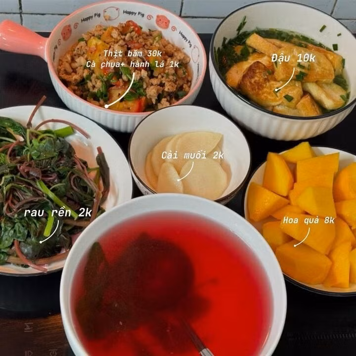 Bữa ăn này có thịt sốt cà chua, đậu tẩm hành, cải muối, rau rền luộc và trán miệng xoài.